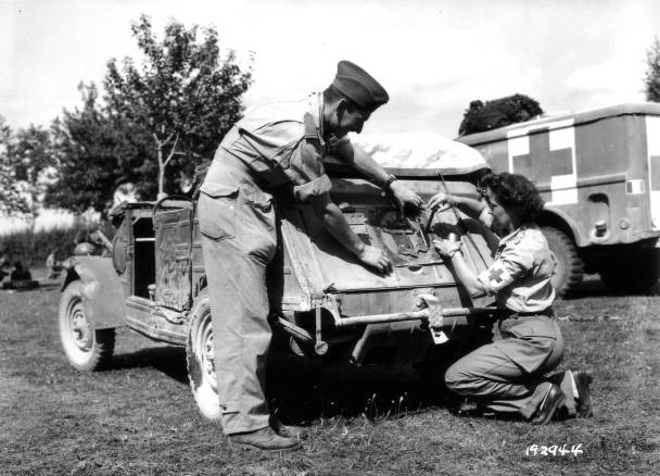 Ecouché: Bernard de la Mott présente ce véhicule allemand capturé. Ce véhicule servira à la Croix-Rouge.